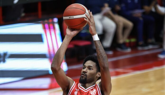 Keylan Boone lanza al aro en un partido de Instituto de Córdoba.