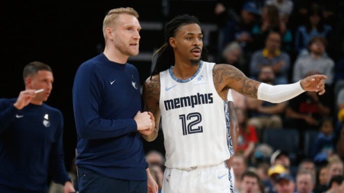 Ja Morant habla con Tuomas Iisalo.