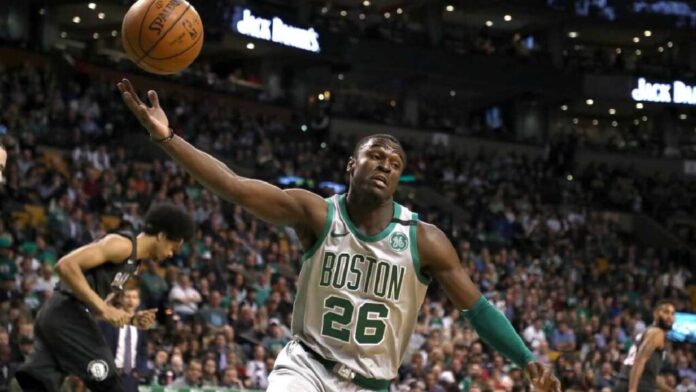 Jabari Bird toma un rebote en un partido de los Celtics.