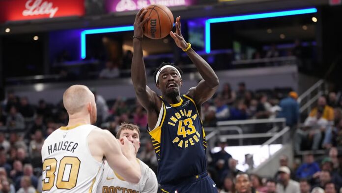 Pascal Siakam lanza al aro para el triunfo de los Pacers.