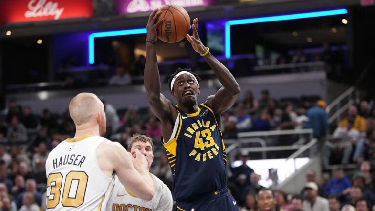 Pascal Siakam lanza al aro para el triunfo de los Pacers.