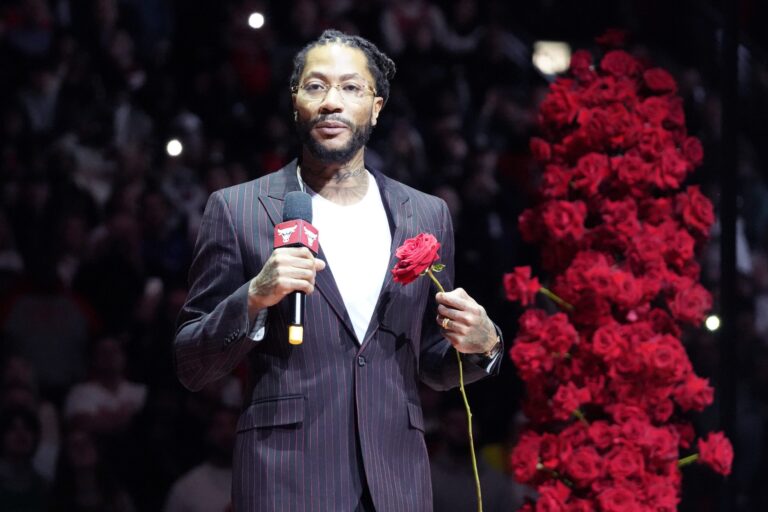 Derrick Rose da el discurso en el retiro de su camiseta.
