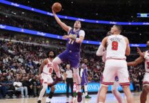 Doncic fue imparable para los Bulls lo mejor del lunes Luka Doncic lanza un gancho ante los Bulls.