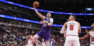Luka Doncic lanza un gancho ante los Bulls.