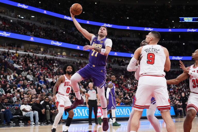 Luka Doncic lanza un gancho ante los Bulls.