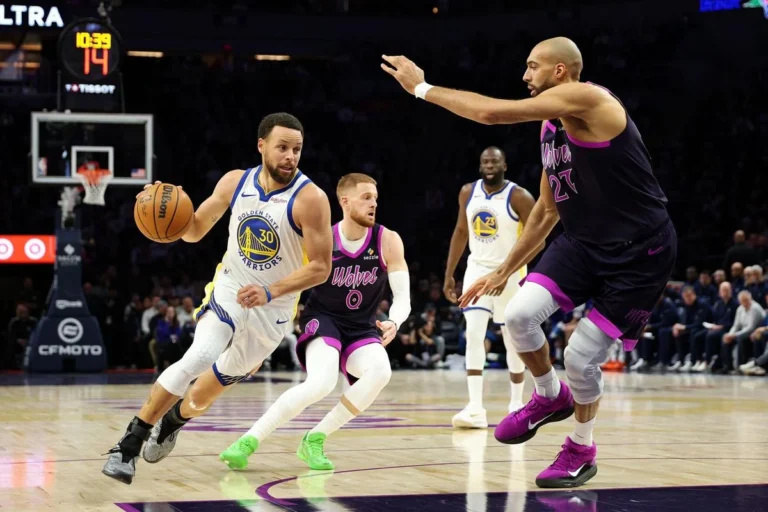 Curry ataca a Gobert en el partido entre los Warriors y los Timberwolves.