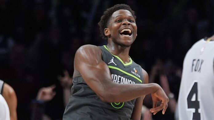Anthony Edwards festeja el triunfo de los Timberwolves.