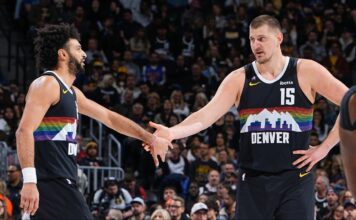 Jokic volvió con todo para que Denver vuelva a ganar: lo mejor del viernes Nikola Jokic le da la mano a Jamal Murray.