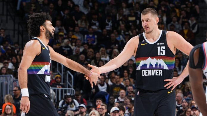 murray-jokic-meta-013026-scaled Nikola Jokic le da la mano a Jamal Murray.