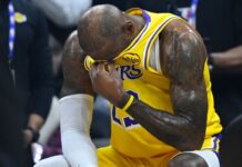 Llanto, paliza y ¿retiro?: la noche de LeBron James en Cleveland LeBron James lloró durante el reconocimiento de los Cavaliers.