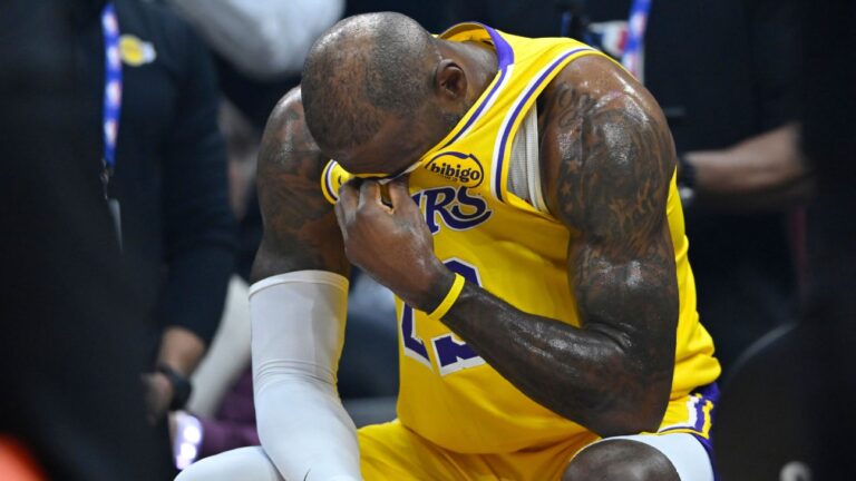 LeBron James lloró durante el reconocimiento de los Cavaliers.