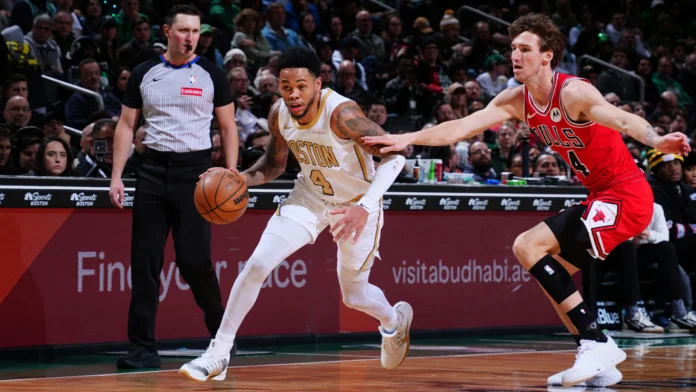Anfernee Simons lleva la pelota en un Celtics-Bulls.