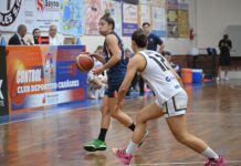 Chañares mantuvo el invicto con una Carosio histórica Regina Carosio lleva la pelota para Chañares.