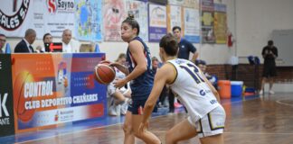 Regina Carosio lleva la pelota para Chañares.