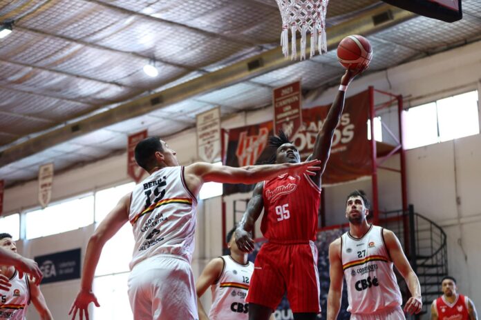 Anton Cook sumó 20 puntos en el triunfo de Instituto.