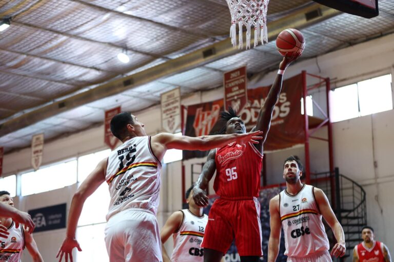 Anton Cook sumó 20 puntos en el triunfo de Instituto.