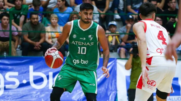 José Montero lleva la pelota en el partido de Atenas.
