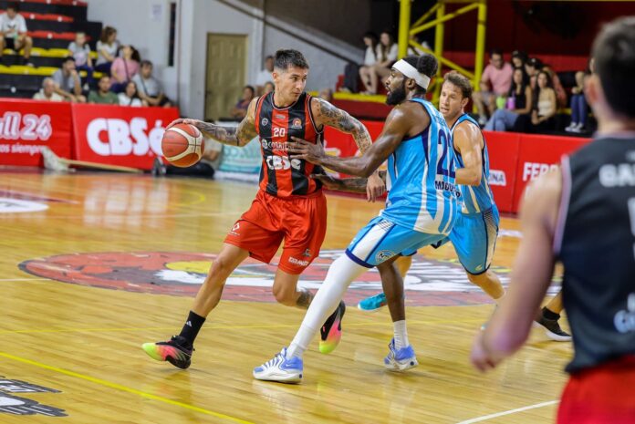 Leo Schattmann lleva la pelota para San Martín.