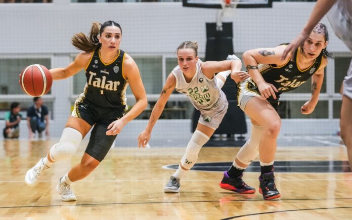 Luciana Delabarba lleva la pelota para El Talar.