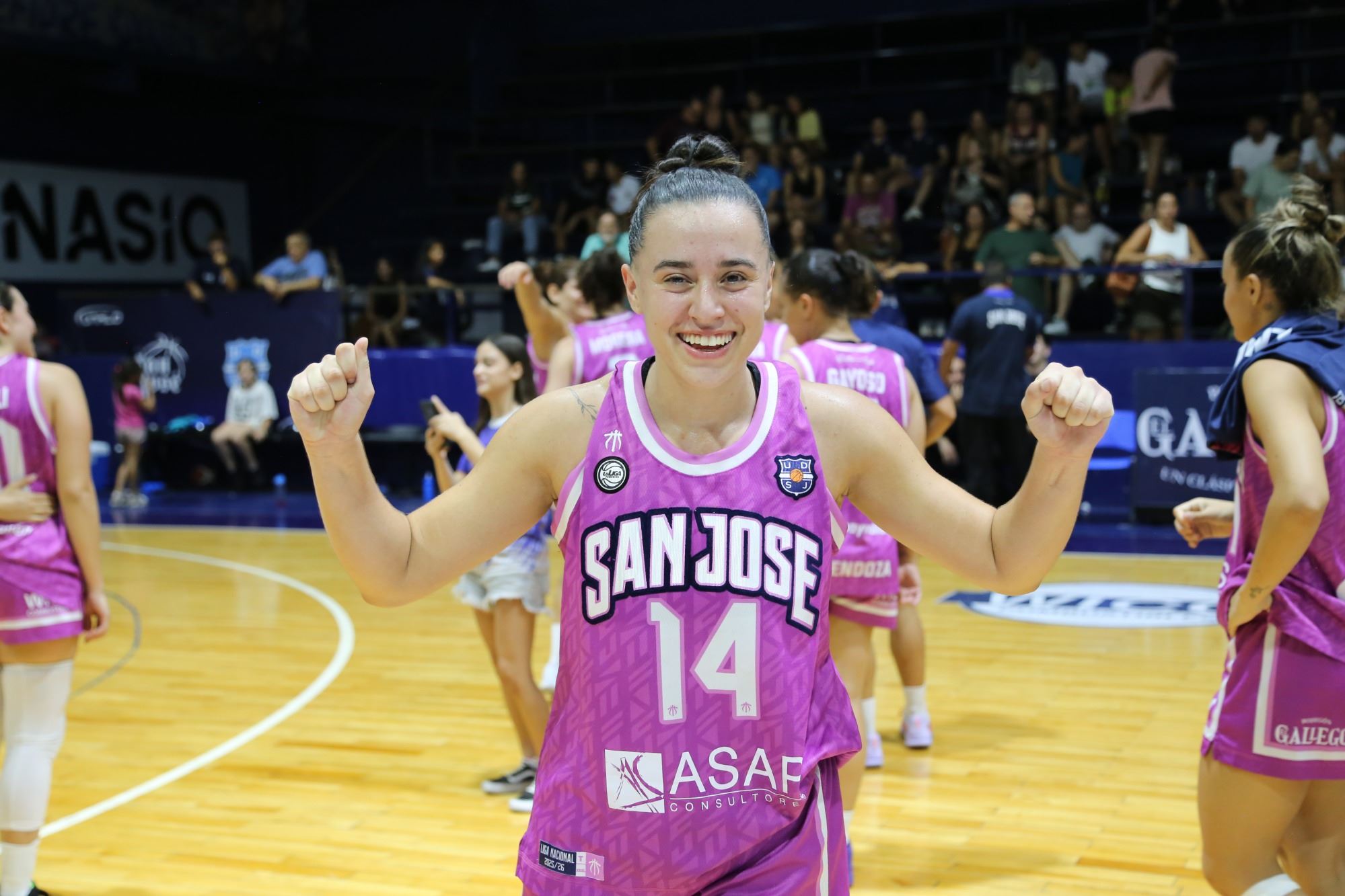 Virginia Peralta festeja en el triunfo de San José.