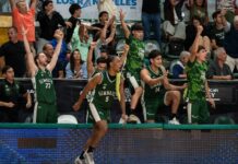 Gimnasia mantuvo la racha como local: venció a Racing Anyelo Cisneros festeja tras el triplazo a 24 segundos del final.