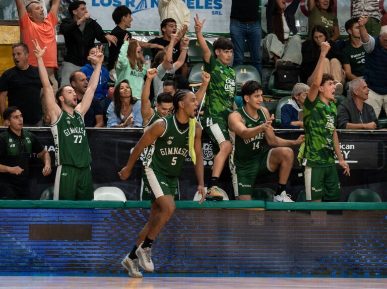 Anyelo Cisneros festeja tras el triplazo a 24 segundos del final.