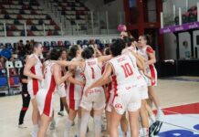 Instituto volvió al triunfo: venció a Quimsa como visitante El festejo de las chicas de Instituto tras la victoria.