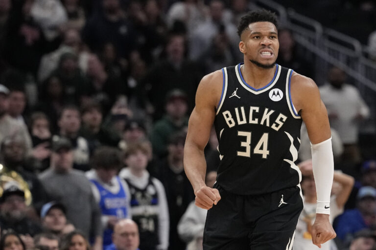 Giannis Antetokoummpo volverá a jugar este lunes