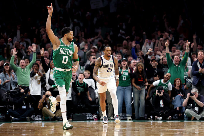 Tatum firmó tres triples en la victoria de los Celtics. Foto: Getty Images.