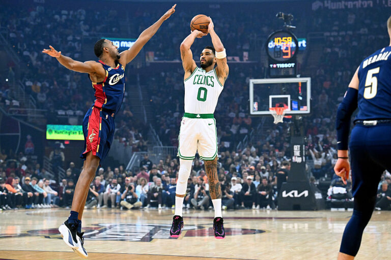 Los Celtics se acercaron a la cima en un domingo lleno de actividad