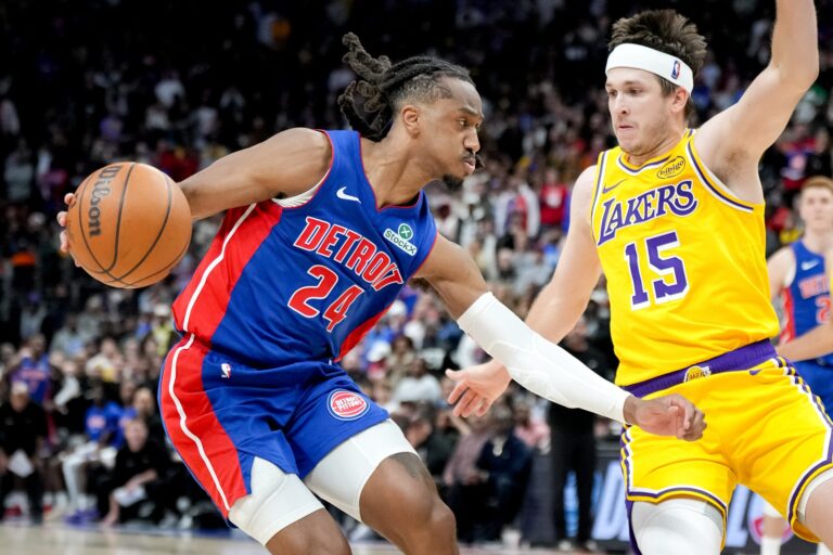 Jenkins se vistio de héroe para que los Pistons le ganen a los Lakers