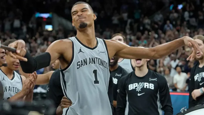 El festejo de Wembanyama tras la clasificación de los Spurs.