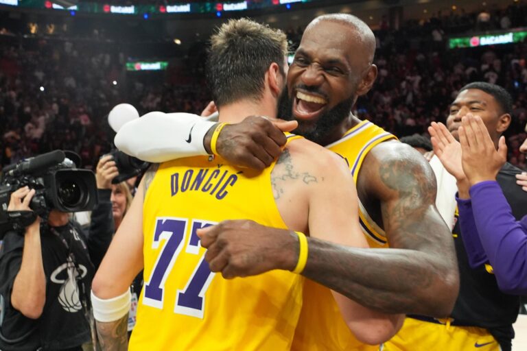 LeBron se volvió el jugador con más apariciones en la NBA y Doncic lideró el triunfo