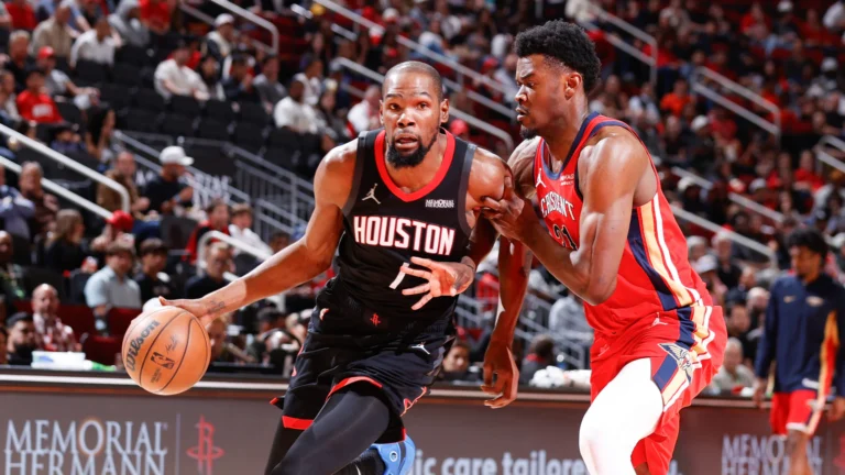 Durant se vistió de héroe para que Houston suba al tercer puesto