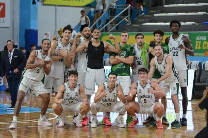 El festejo de Gimnasia tras el triunfo sobre Oberá.