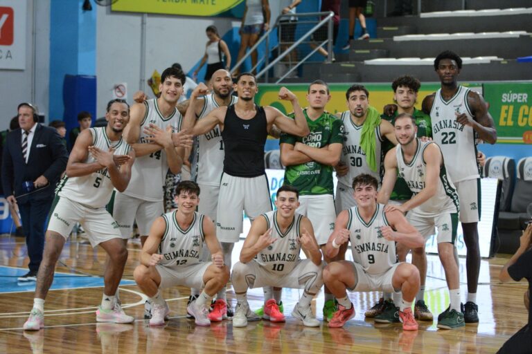 El festejo de Gimnasia tras el triunfo sobre Oberá.