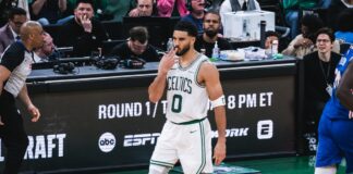 Boston aplastó a Philadelphia en un debut histórico en los Playoffs