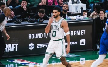 Boston aplastó a Philadelphia en un debut histórico en los Playoffs