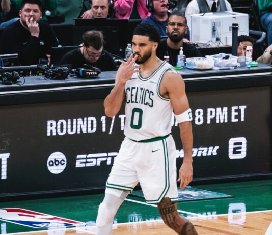 Boston aplastó a Philadelphia en un debut histórico en los Playoffs