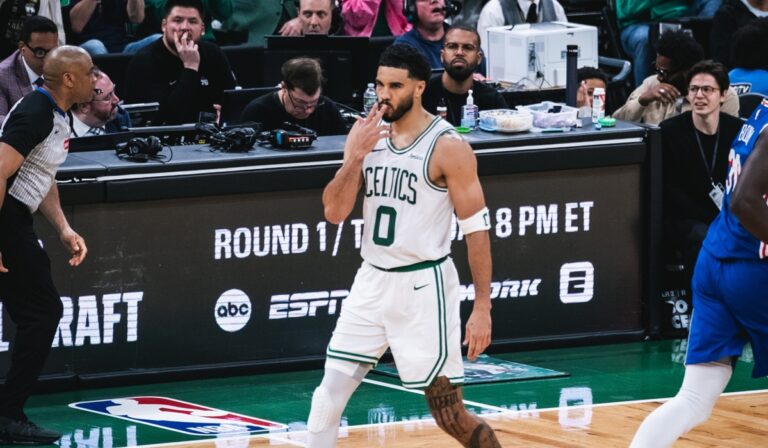 Boston aplastó a Philadelphia en un debut histórico en los Playoffs