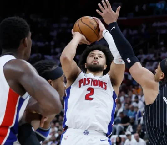 Detroit sumó un histórico triunfo ante Orlando y empató la serie