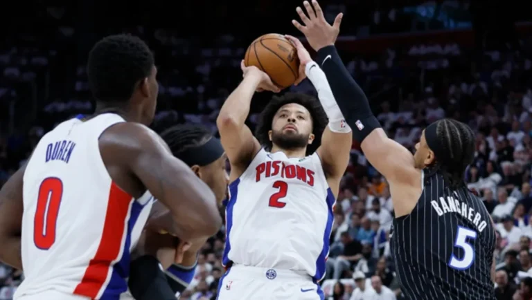 Detroit sumó un histórico triunfo ante Orlando y empató la serie