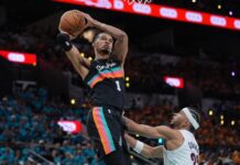 San Antonio venció a Portland con un debut histórico de Wembanyama en Playoffs Wrmbanyama se levanta para la volcada.