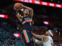 Wrmbanyama se levanta para la volcada.