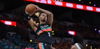 San Antonio venció a Portland con un debut histórico de Wembanyama en Playoffs Wrmbanyama se levanta para la volcada.