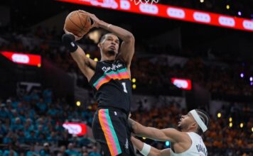 San Antonio venció a Portland con un debut histórico de Wembanyama en Playoffs Wrmbanyama se levanta para la volcada.
