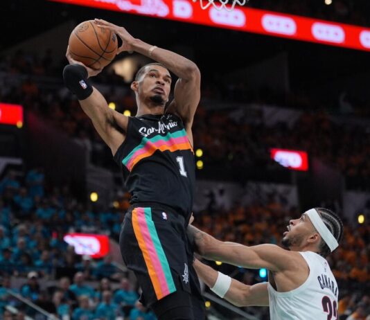 San Antonio venció a Portland con un debut histórico de Wembanyama en Playoffs Wrmbanyama se levanta para la volcada.