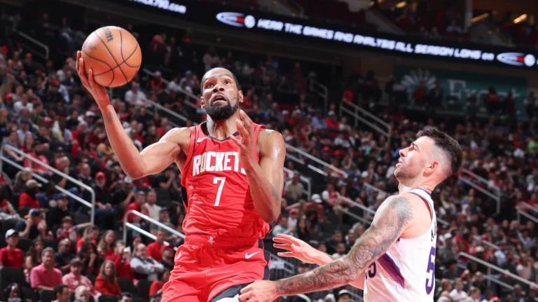 Los Rockets clasificaron a Playoffs en un viernes de palizas en la NBA