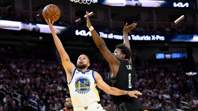 Curry lanza una ventaja ante la marca de Tate.