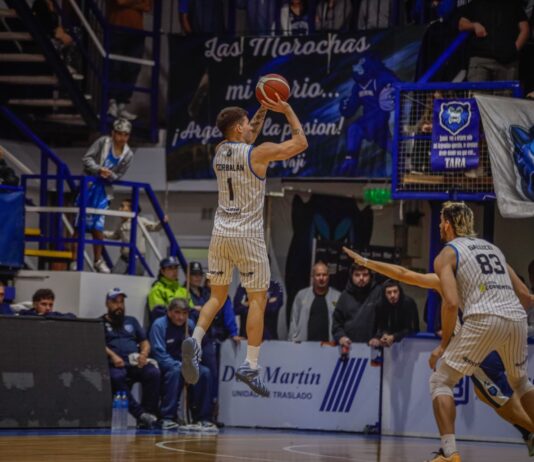 Regatas estiró su racha ganadora y se metió en cuartos de final